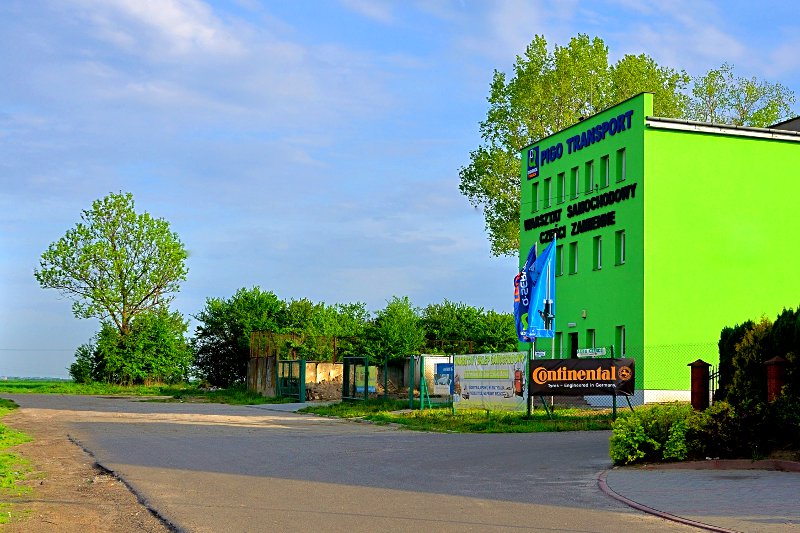 Zielony budynek PIGO TRANSPORT przy wjeździe do warsztatu